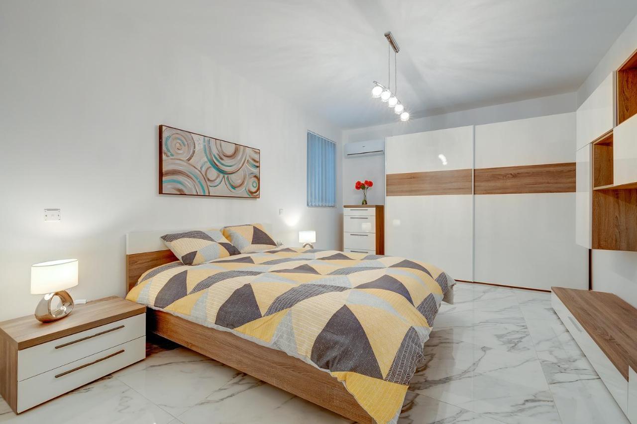Cosy Apartment Steps To St George'S Bay Saint Julian's Εξωτερικό φωτογραφία