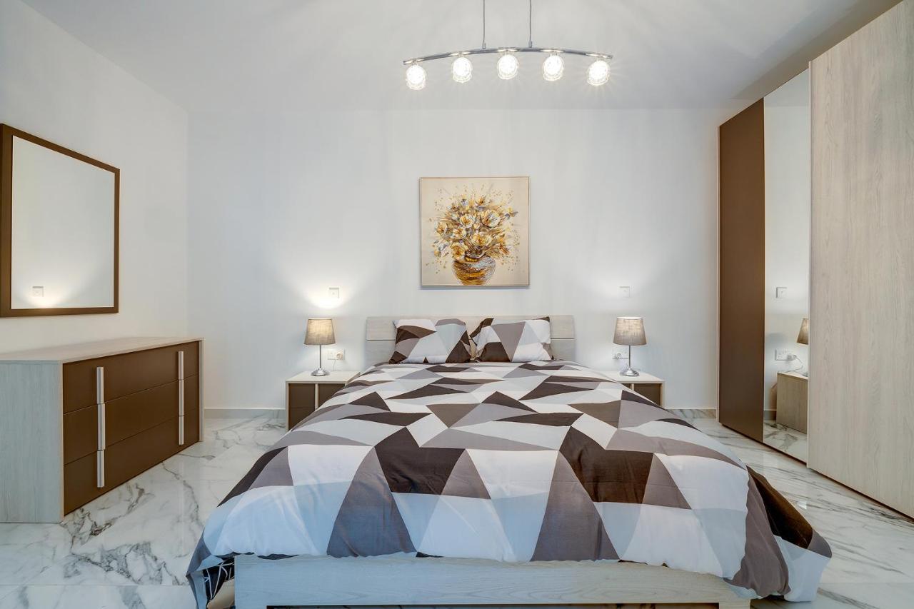 Cosy Apartment Steps To St George'S Bay Saint Julian's Εξωτερικό φωτογραφία