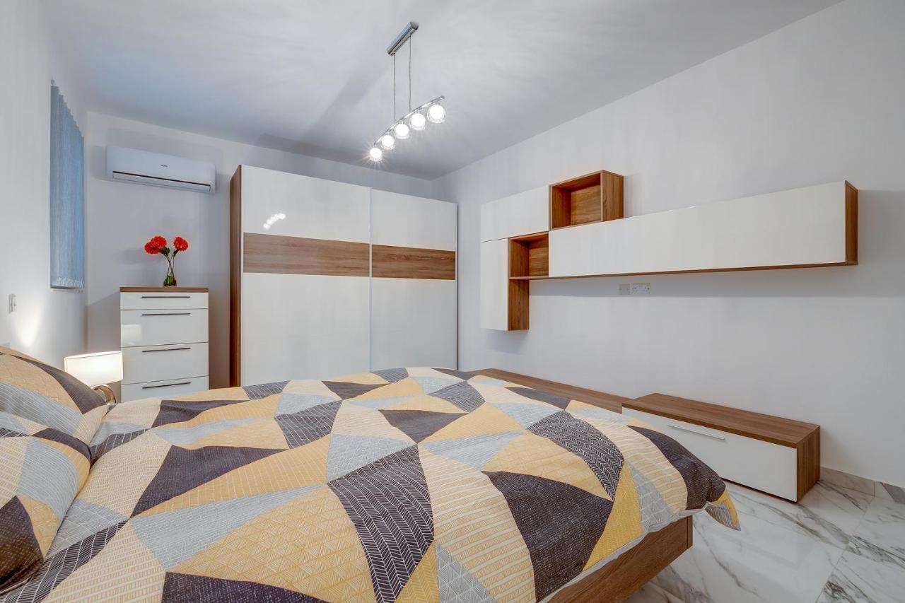 Cosy Apartment Steps To St George'S Bay Saint Julian's Εξωτερικό φωτογραφία