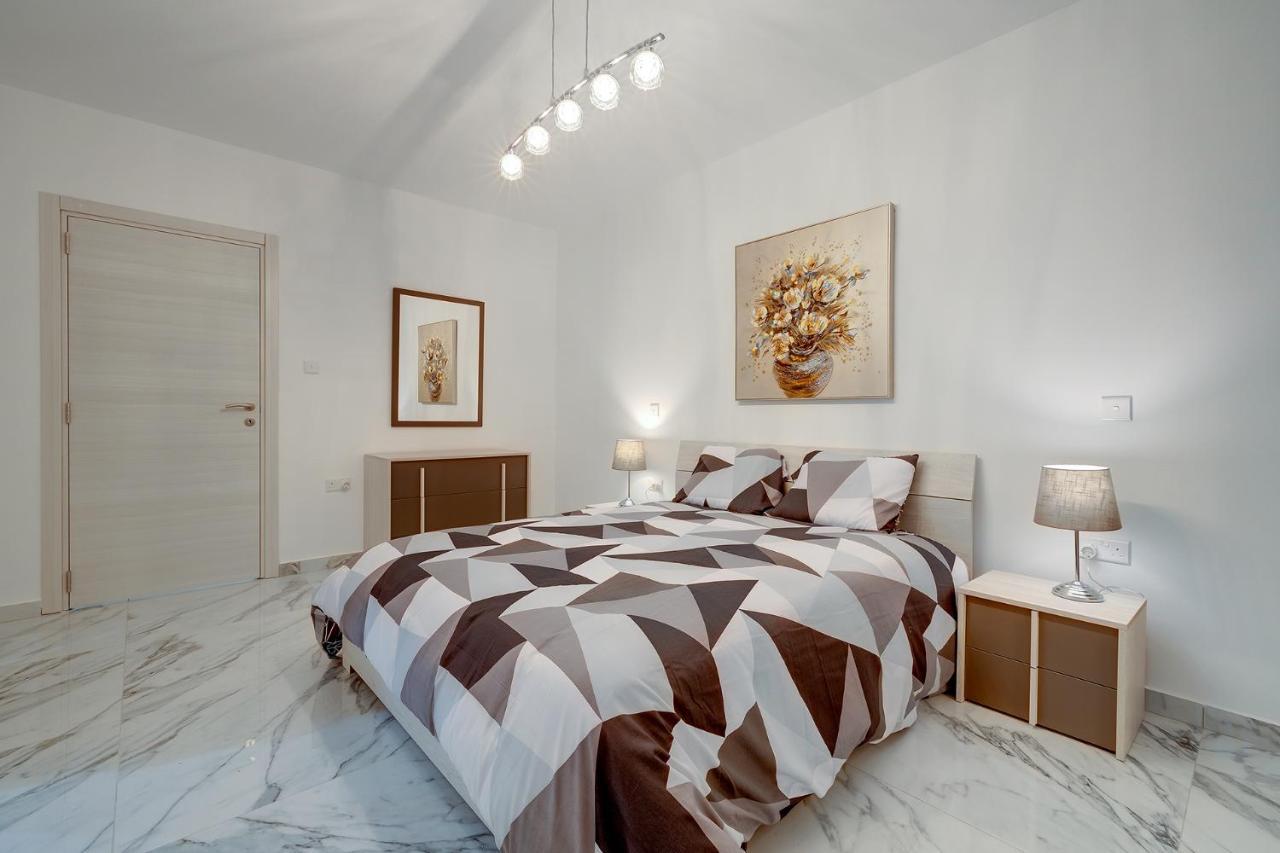 Cosy Apartment Steps To St George'S Bay Saint Julian's Εξωτερικό φωτογραφία